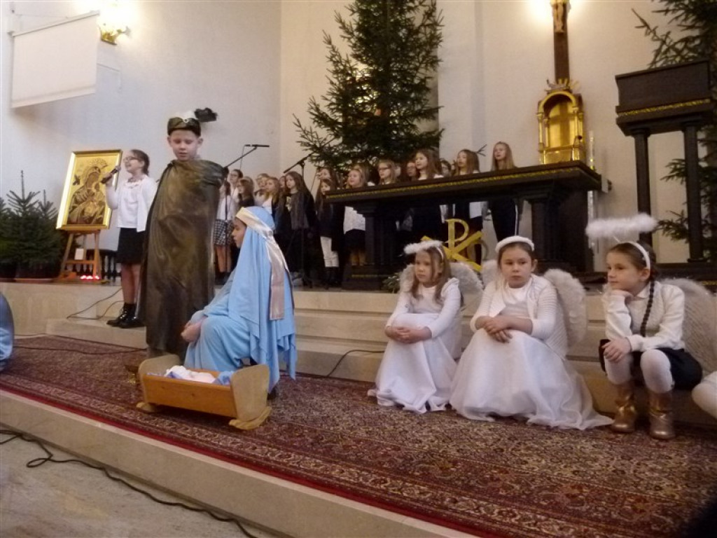 Głowno: jasełka SP nr 3 w kościele św. Maksymiliana