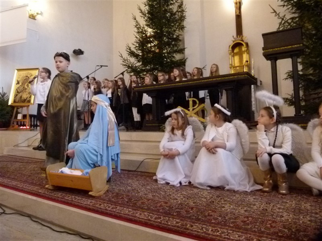 Głowno: jasełka SP nr 3 w kościele św. Maksymiliana