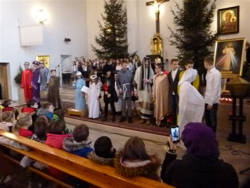 Głowno: jasełka SP nr 3 w kościele św. Maksymiliana