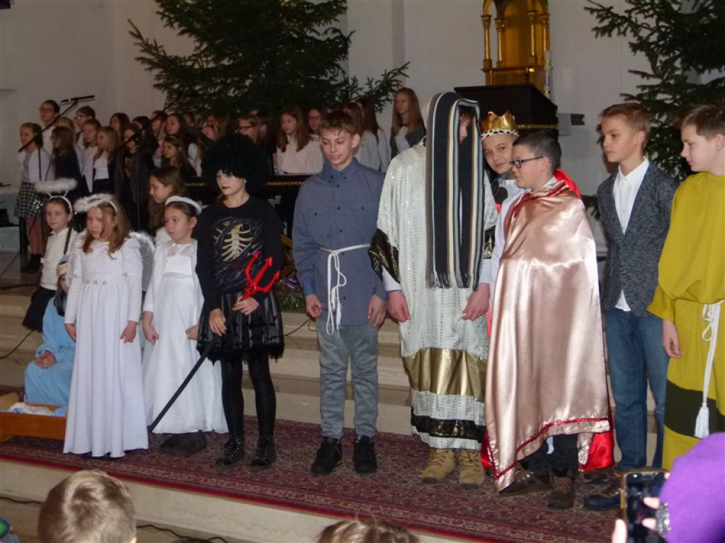 Głowno: jasełka SP nr 3 w kościele św. Maksymiliana