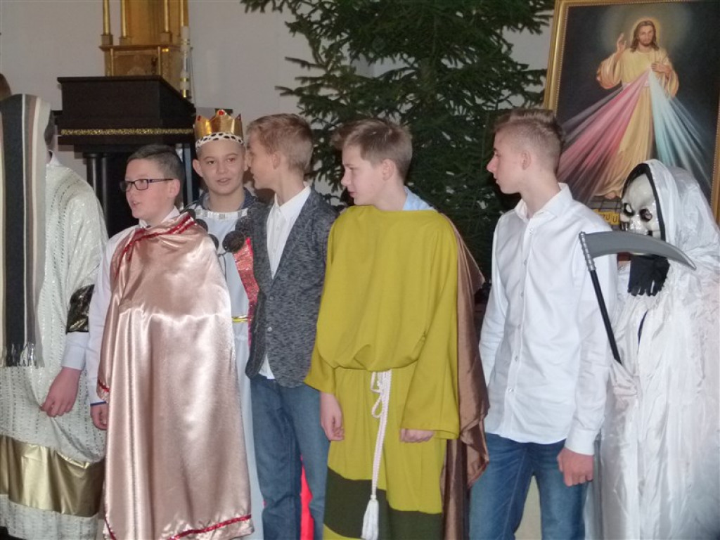 Głowno: jasełka SP nr 3 w kościele św. Maksymiliana