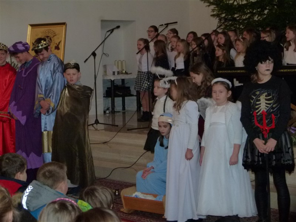 Głowno: jasełka SP nr 3 w kościele św. Maksymiliana