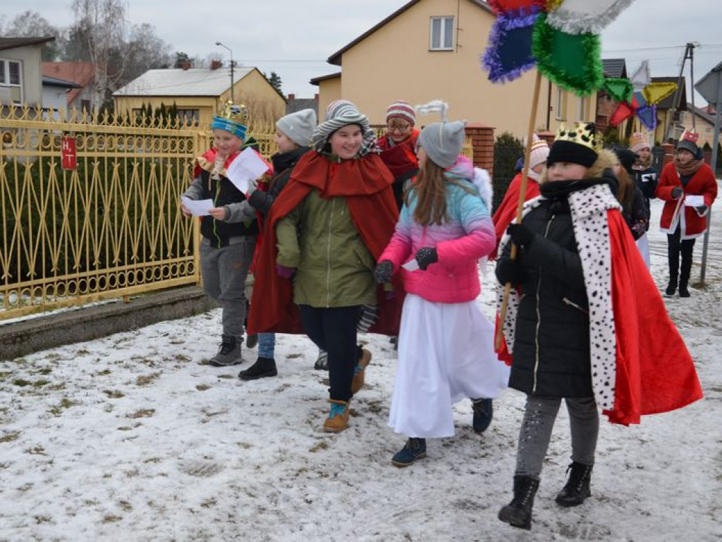 Przez Bobrowniki przeszli misyjni kolędnicy [zdjęcia i film]