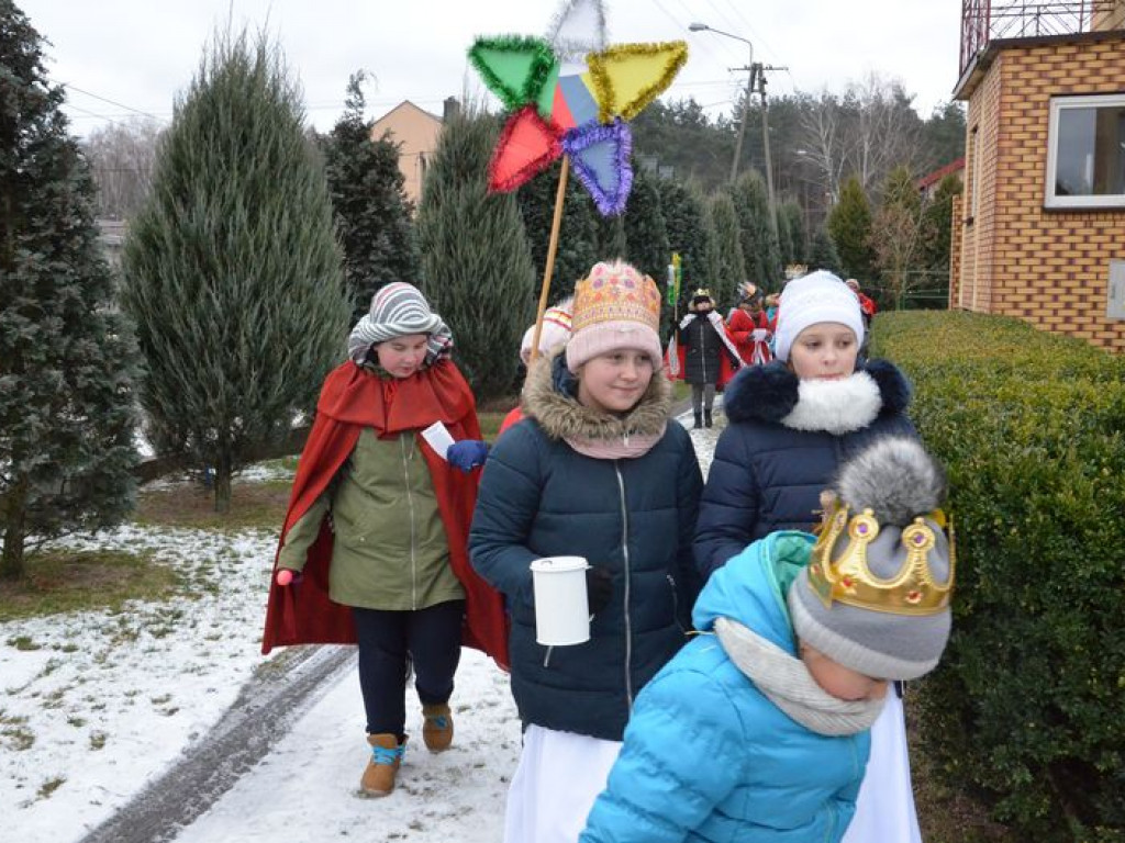 Przez Bobrowniki przeszli misyjni kolędnicy [zdjęcia i film]