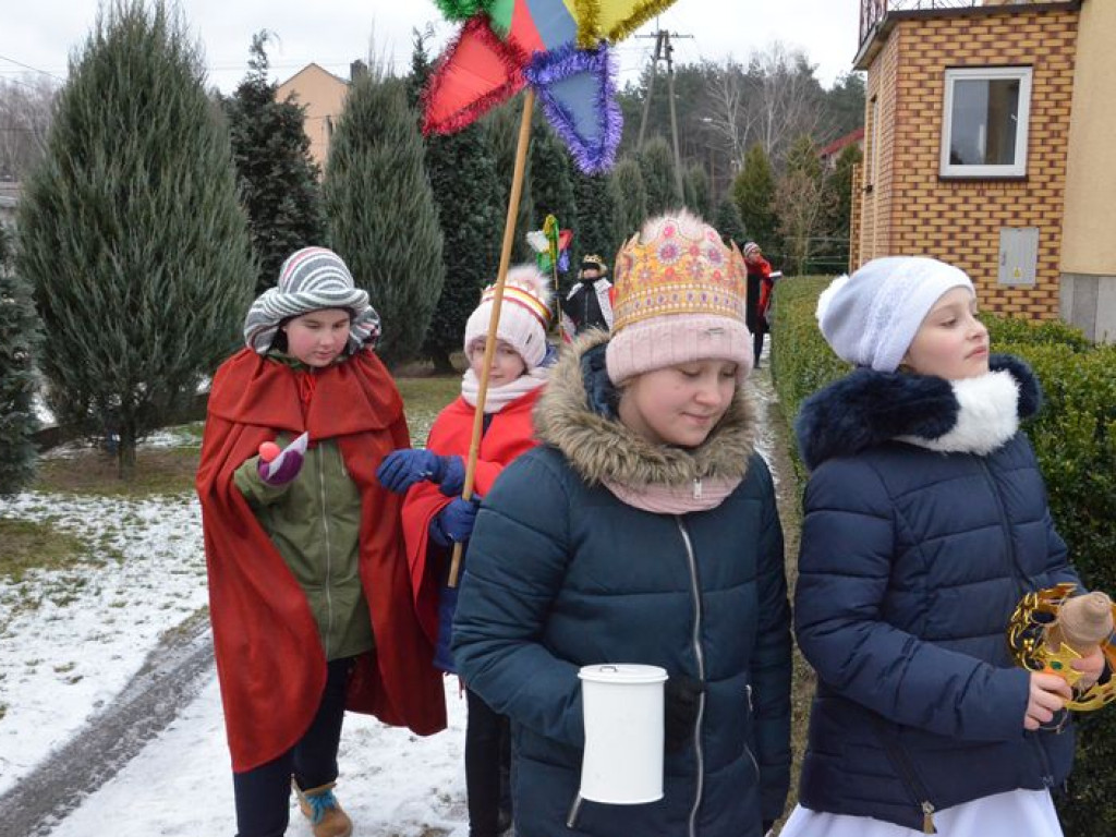 Przez Bobrowniki przeszli misyjni kolędnicy [zdjęcia i film]