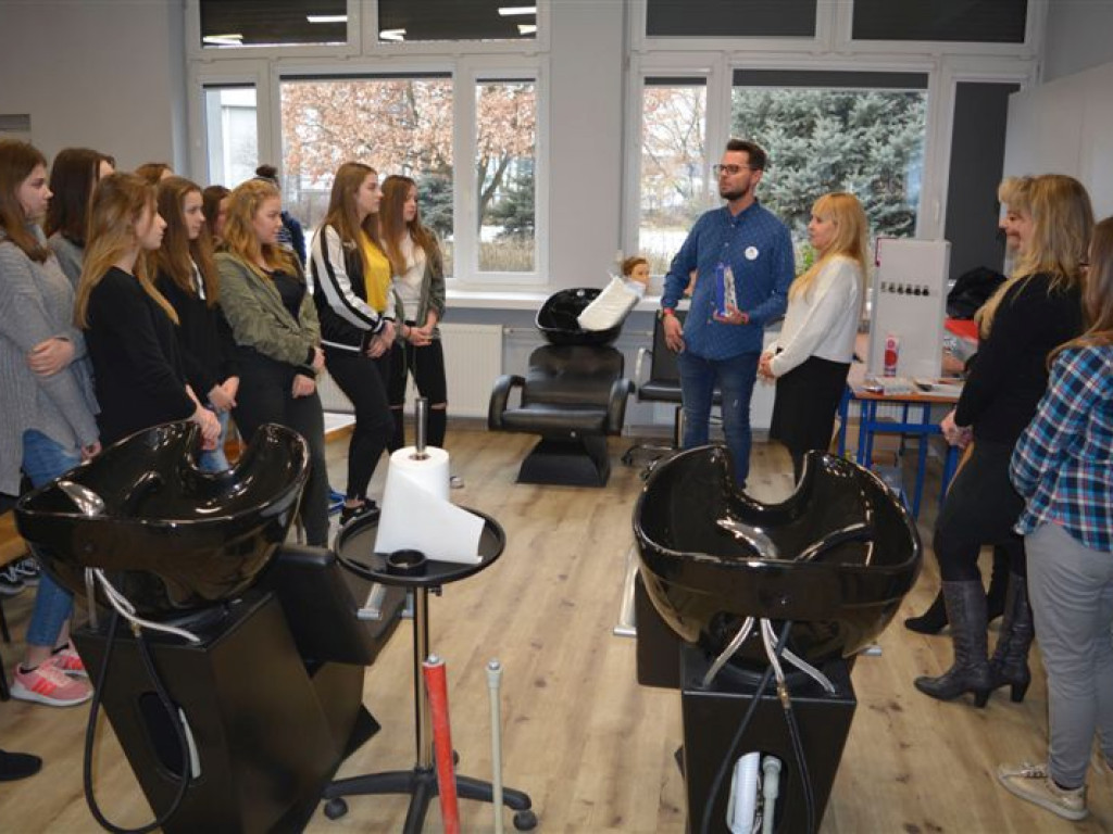 Szkolenie dla klas fryzjerskich w ZSP nr 3