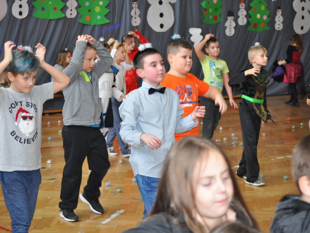 Bal choinkowy w szkole na Korabce [zdjęcia, filmy]