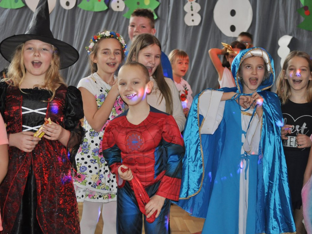 Bal choinkowy w szkole na Korabce [zdjęcia, filmy]