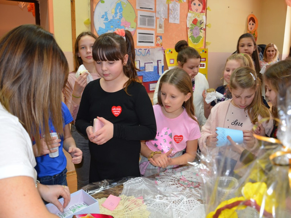 Cała szkoła budzi Kasię!