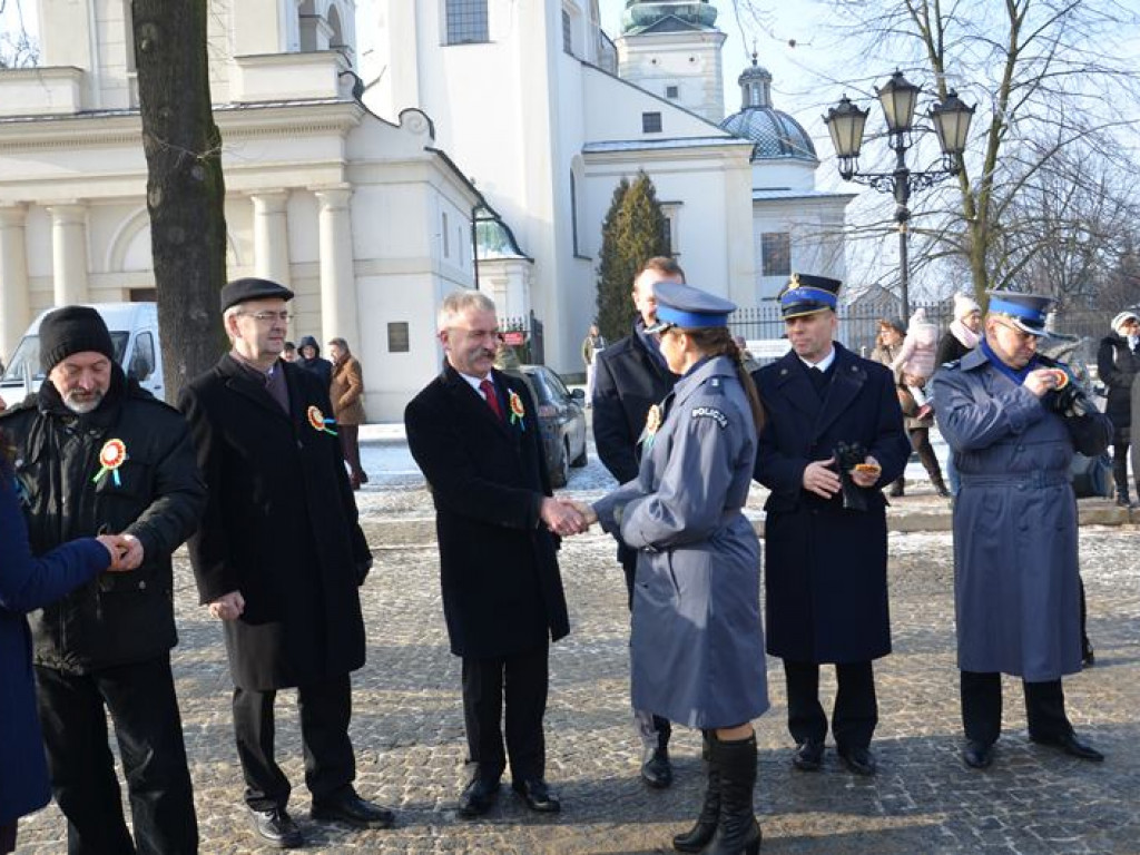 Maturzyści tańczyli poloneza na mrozie - ale w słońcu