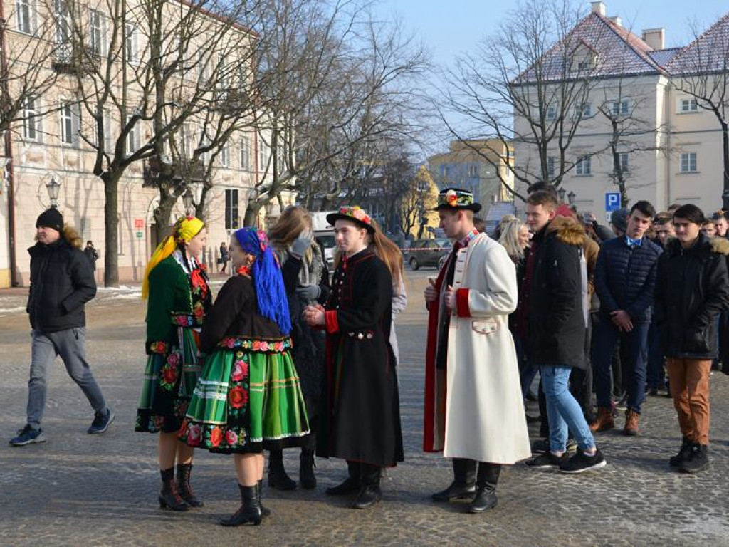 Maturzyści tańczyli poloneza na mrozie - ale w słońcu