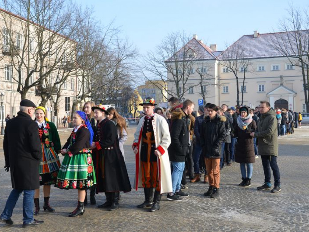 Maturzyści tańczyli poloneza na mrozie - ale w słońcu