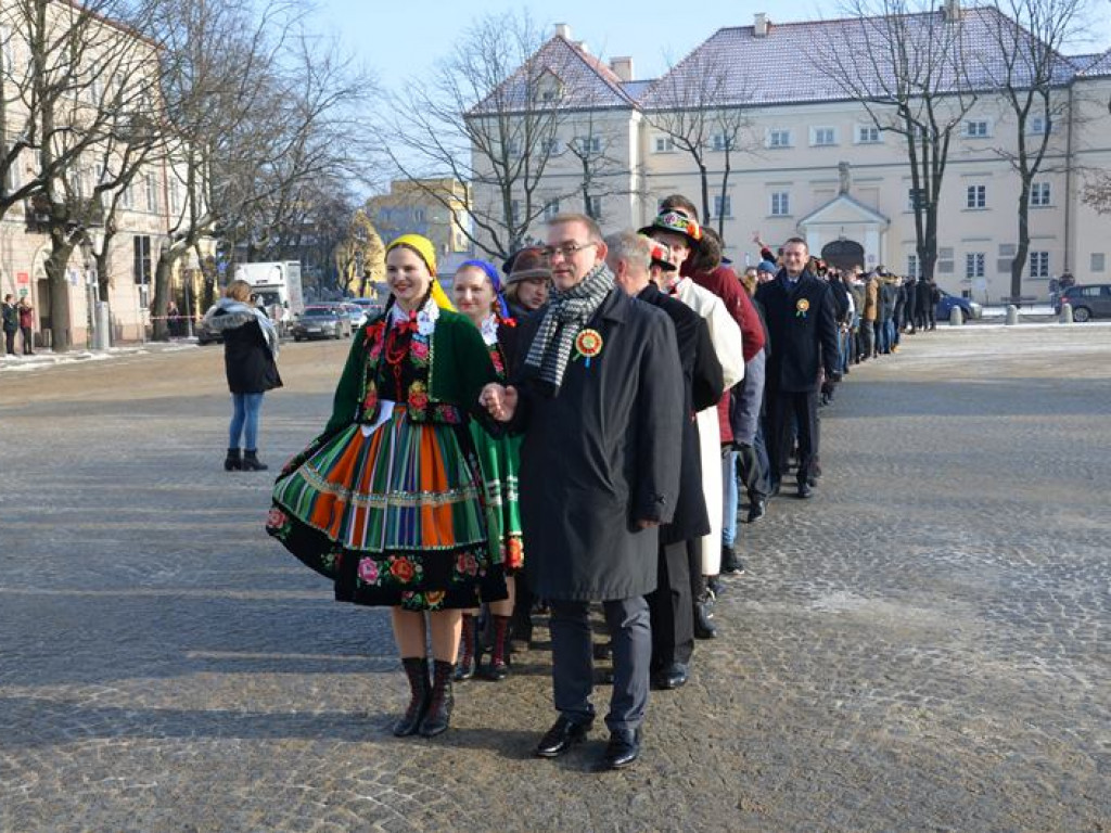 Maturzyści tańczyli poloneza na mrozie - ale w słońcu