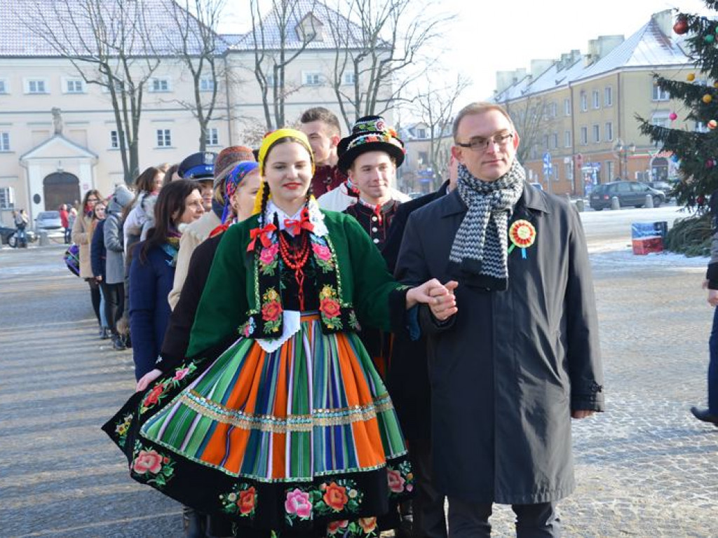 Maturzyści tańczyli poloneza na mrozie - ale w słońcu