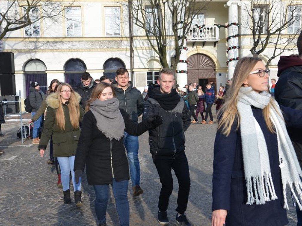 Maturzyści tańczyli poloneza na mrozie - ale w słońcu