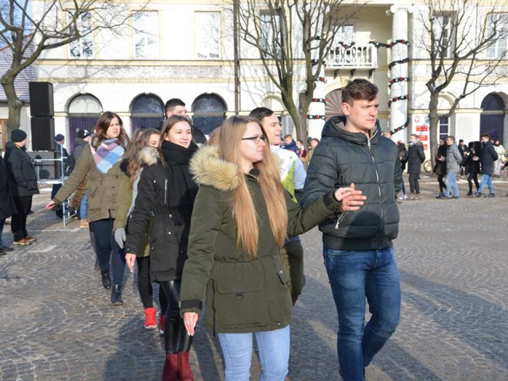 Maturzyści tańczyli poloneza na mrozie - ale w słońcu