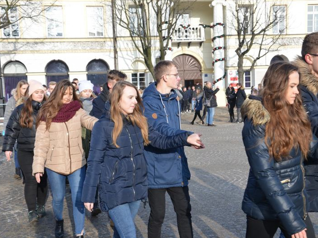 Maturzyści tańczyli poloneza na mrozie - ale w słońcu