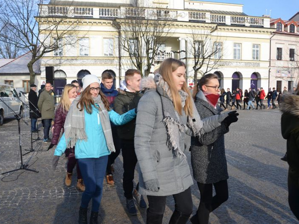 Maturzyści tańczyli poloneza na mrozie - ale w słońcu