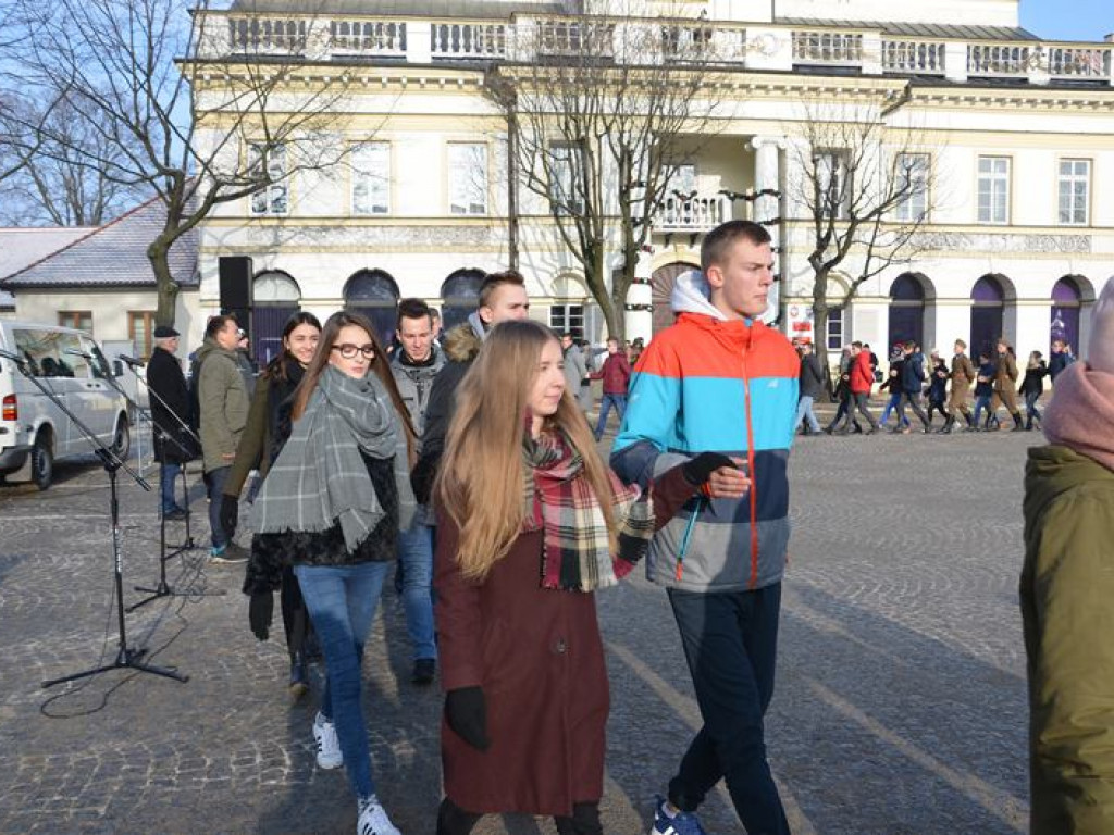Maturzyści tańczyli poloneza na mrozie - ale w słońcu
