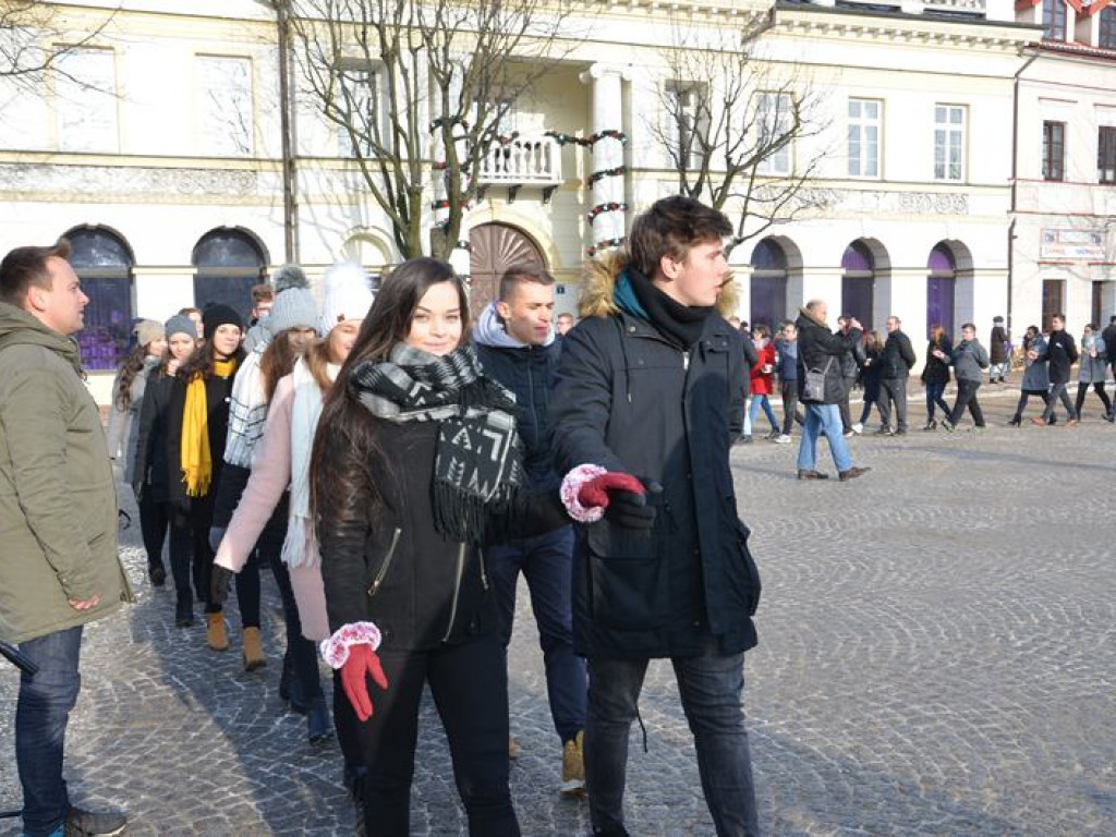 Maturzyści tańczyli poloneza na mrozie - ale w słońcu