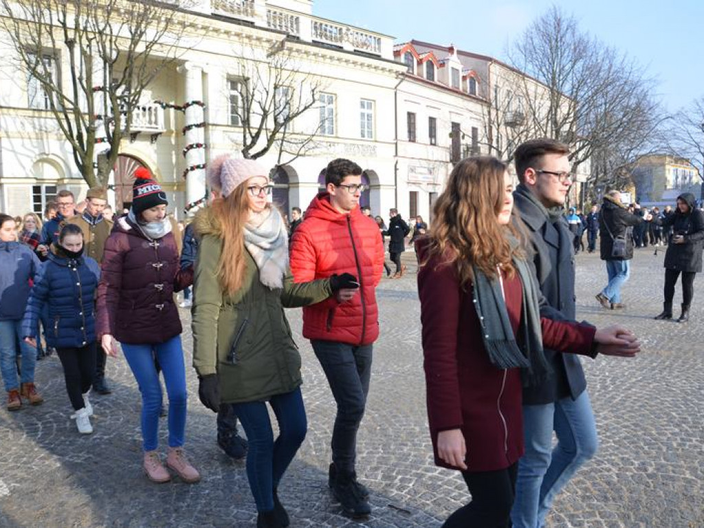 Maturzyści tańczyli poloneza na mrozie - ale w słońcu