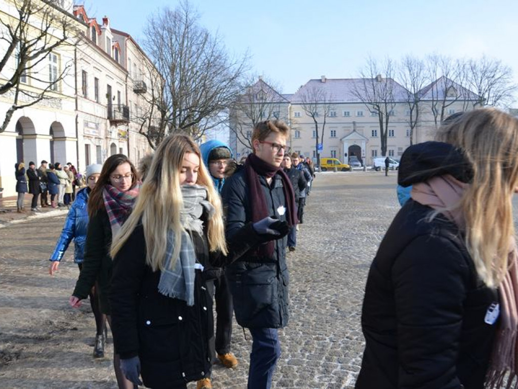Maturzyści tańczyli poloneza na mrozie - ale w słońcu