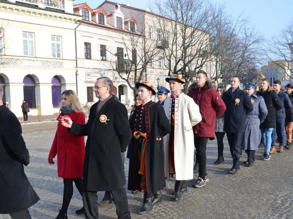 Maturzyści tańczyli poloneza na mrozie - ale w słońcu