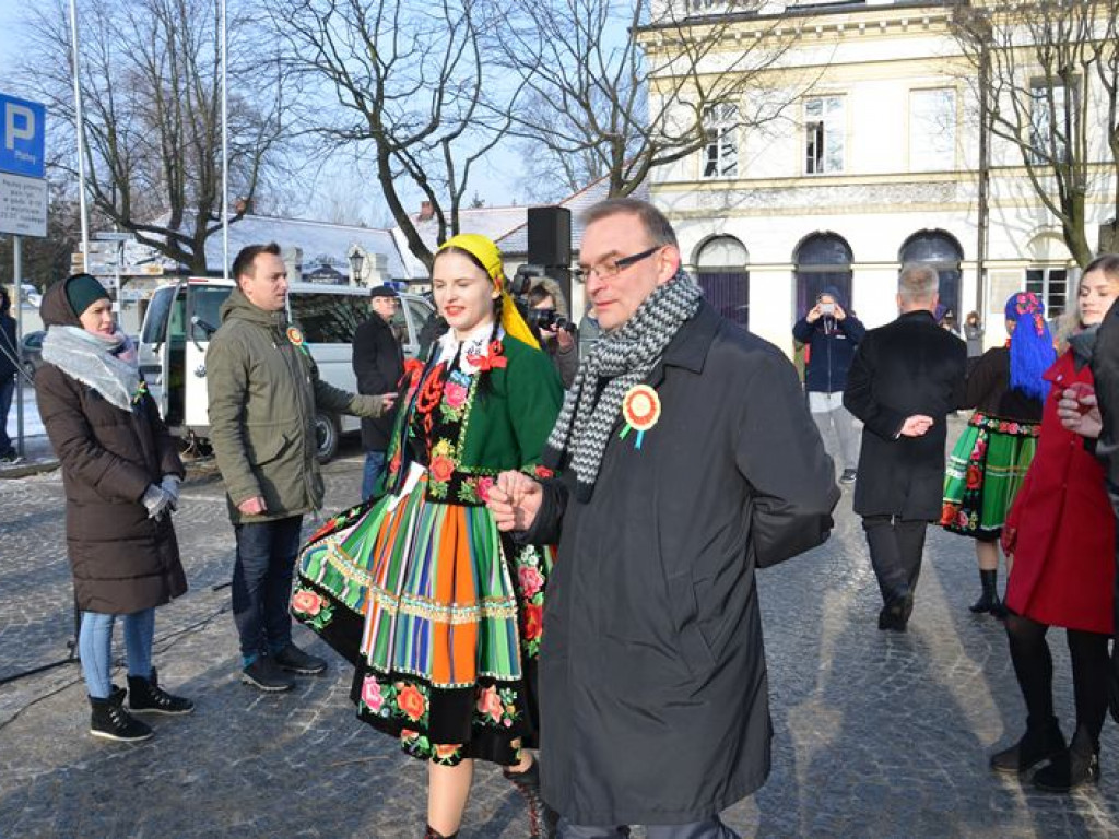 Maturzyści tańczyli poloneza na mrozie - ale w słońcu
