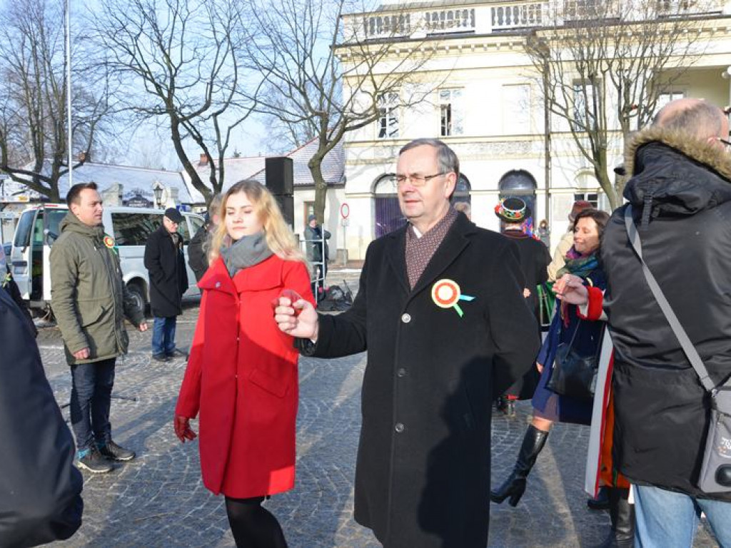 Maturzyści tańczyli poloneza na mrozie - ale w słońcu