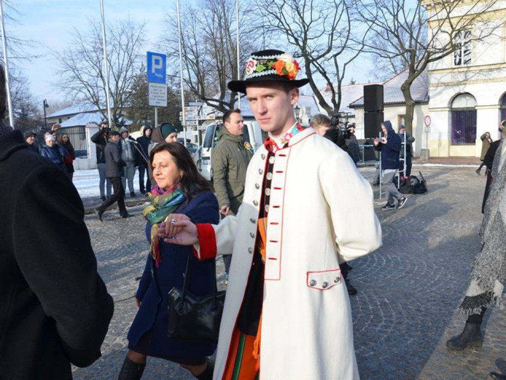 Maturzyści tańczyli poloneza na mrozie - ale w słońcu