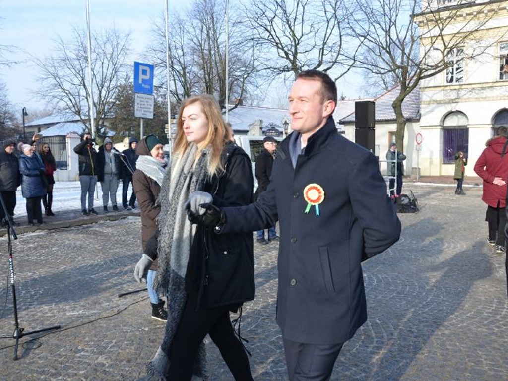 Maturzyści tańczyli poloneza na mrozie - ale w słońcu