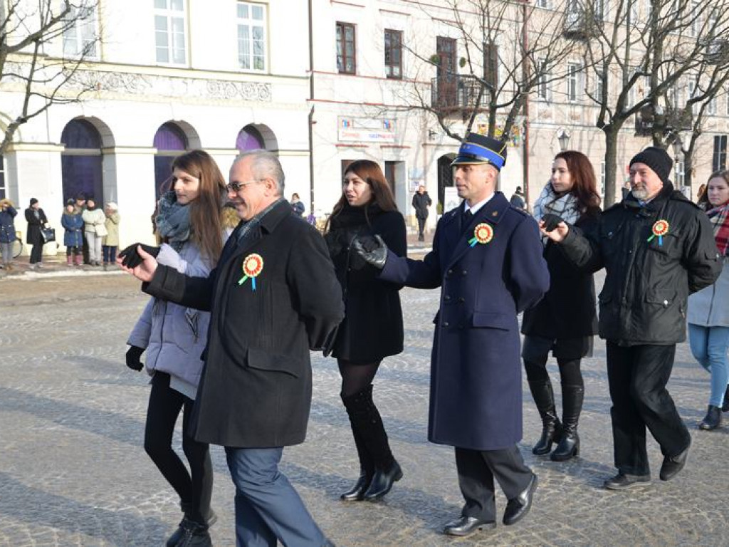 Maturzyści tańczyli poloneza na mrozie - ale w słońcu