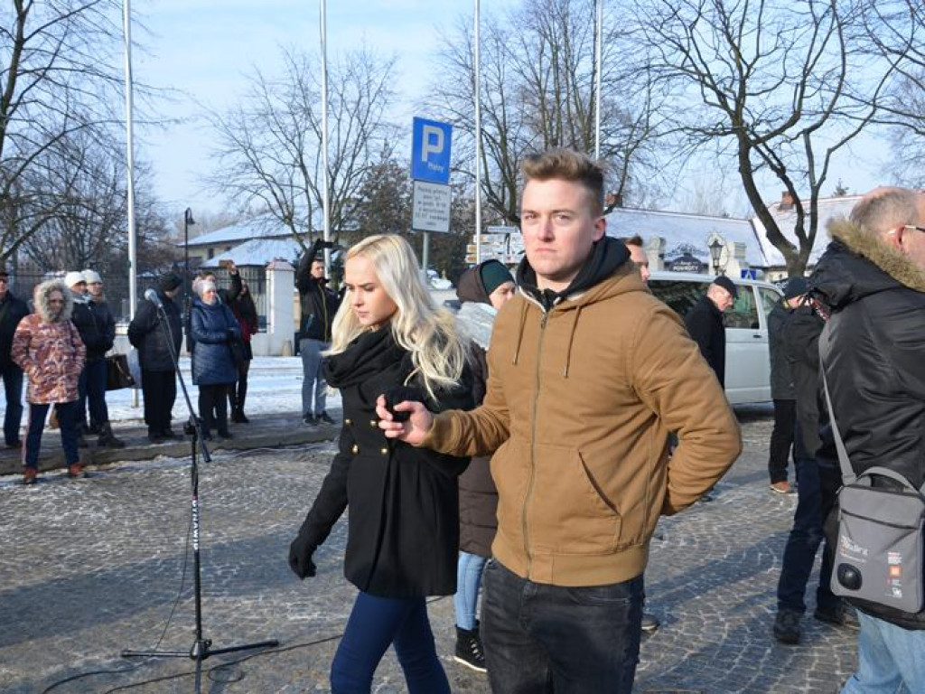 Maturzyści tańczyli poloneza na mrozie - ale w słońcu