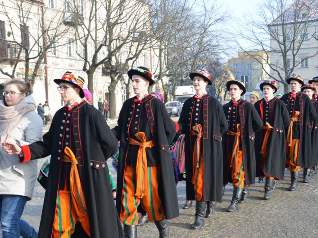 Maturzyści tańczyli poloneza na mrozie - ale w słońcu