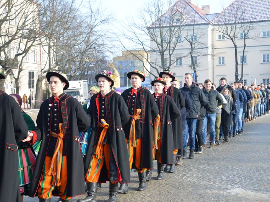 Maturzyści tańczyli poloneza na mrozie - ale w słońcu