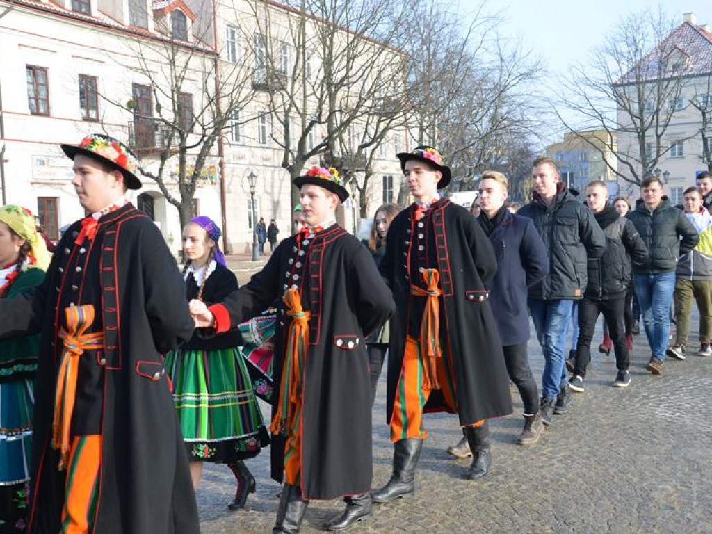 Maturzyści tańczyli poloneza na mrozie - ale w słońcu