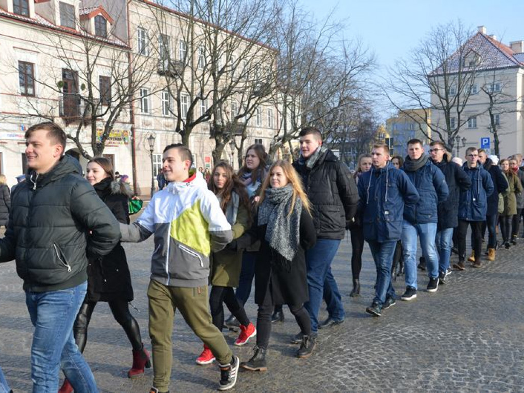 Maturzyści tańczyli poloneza na mrozie - ale w słońcu