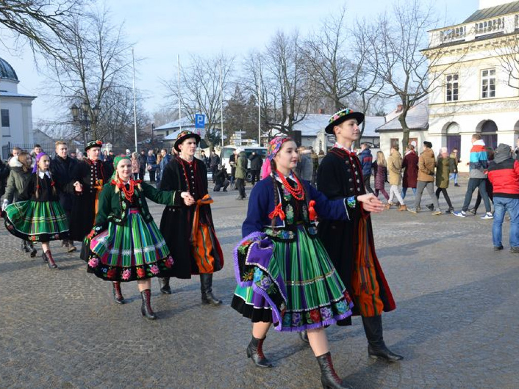 Maturzyści tańczyli poloneza na mrozie - ale w słońcu