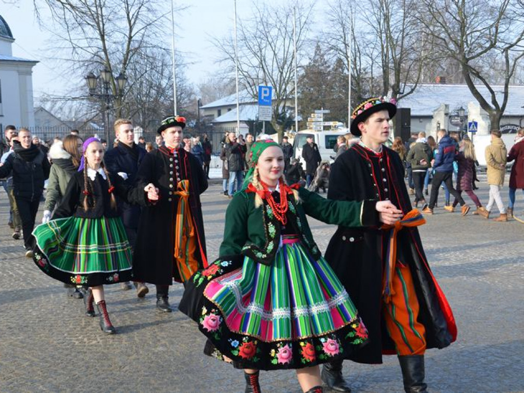 Maturzyści tańczyli poloneza na mrozie - ale w słońcu