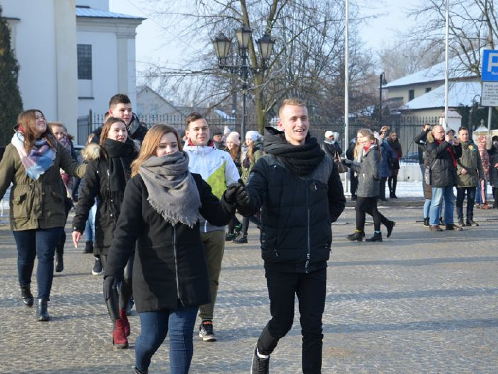 Maturzyści tańczyli poloneza na mrozie - ale w słońcu