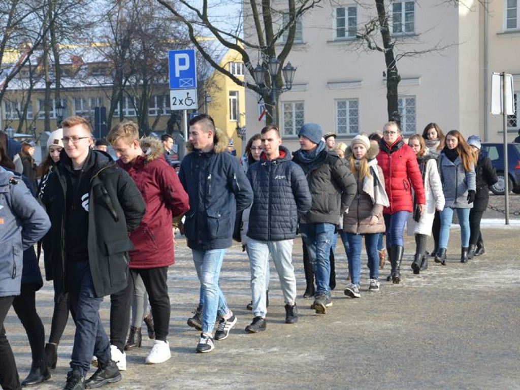 Maturzyści tańczyli poloneza na mrozie - ale w słońcu