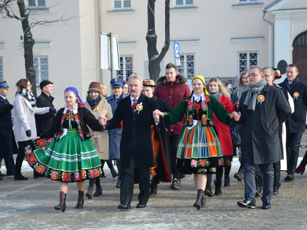 Maturzyści tańczyli poloneza na mrozie - ale w słońcu