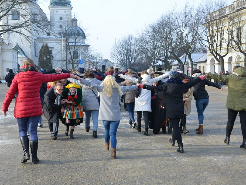 Maturzyści tańczyli poloneza na mrozie - ale w słońcu