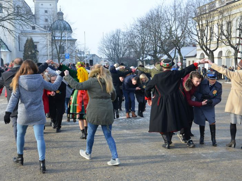 Maturzyści tańczyli poloneza na mrozie - ale w słońcu