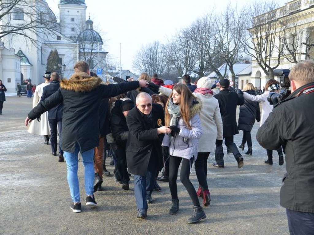 Maturzyści tańczyli poloneza na mrozie - ale w słońcu