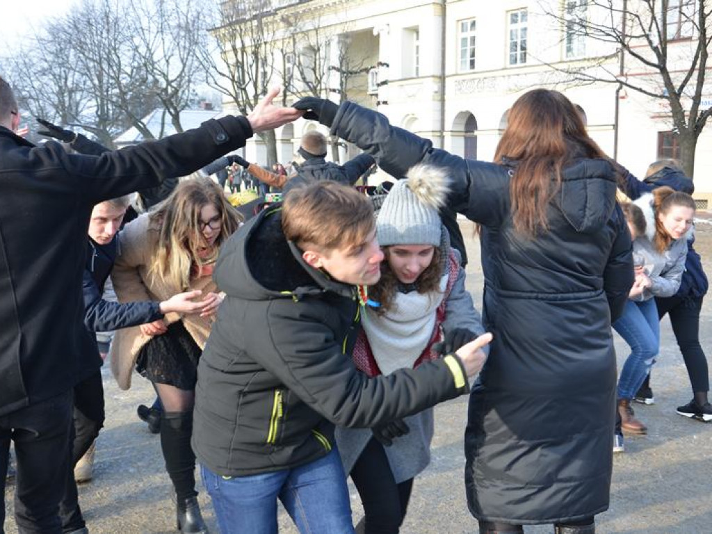 Maturzyści tańczyli poloneza na mrozie - ale w słońcu