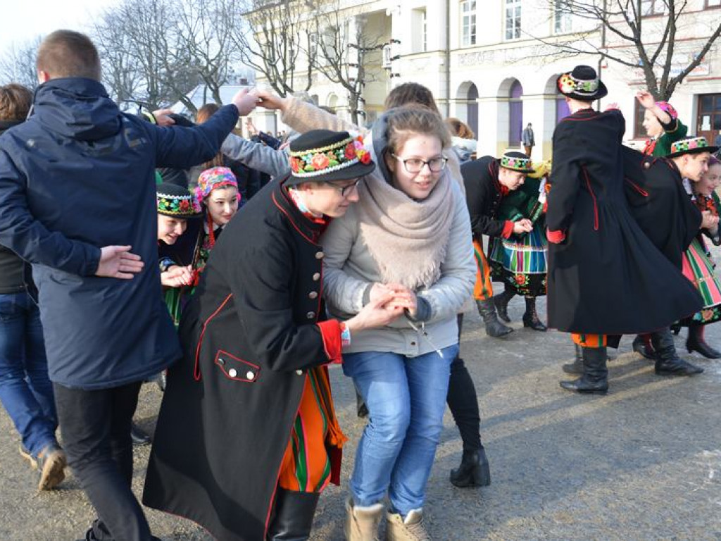 Maturzyści tańczyli poloneza na mrozie - ale w słońcu