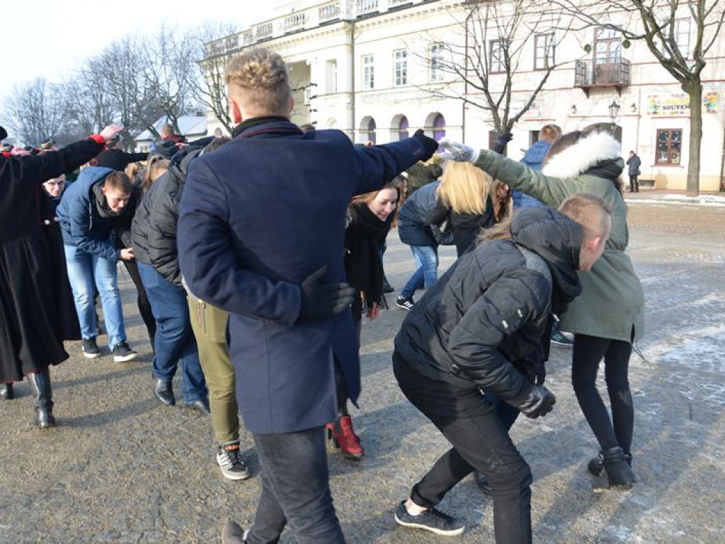 Maturzyści tańczyli poloneza na mrozie - ale w słońcu