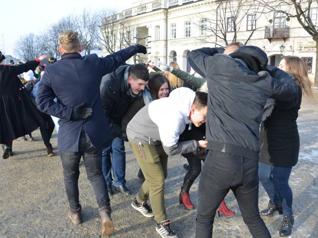 Maturzyści tańczyli poloneza na mrozie - ale w słońcu