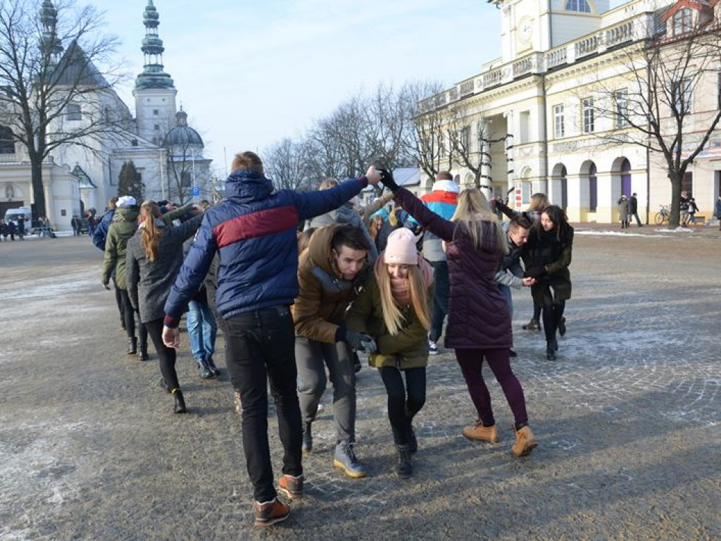 Maturzyści tańczyli poloneza na mrozie - ale w słońcu